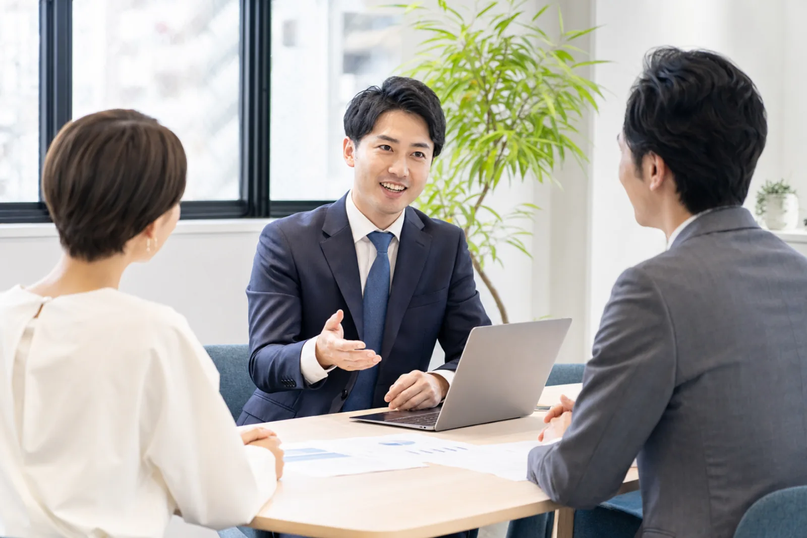 現場担当者との打ち合わせの様子